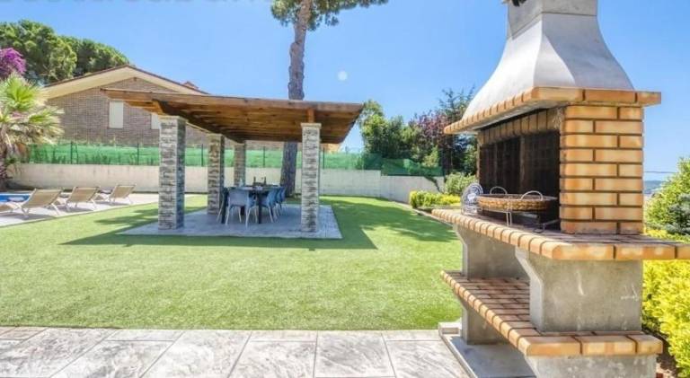 Villa with barbeque, yard & patio — photo 2