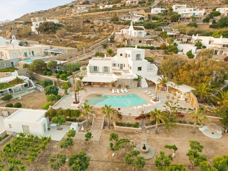 Family-oriented wonderful villa with private pool, BBQ & patio | Panoramic view | Pets allowed — photo 2