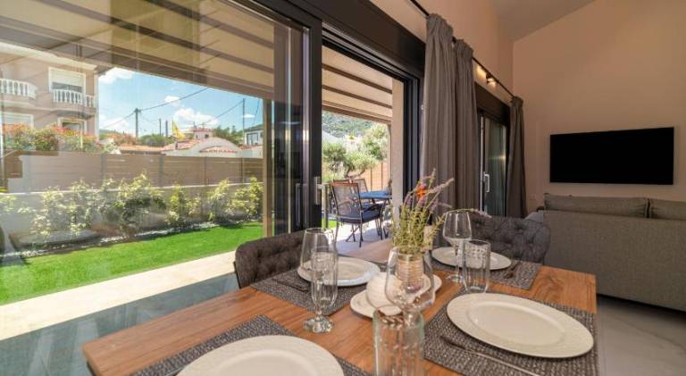 Villa with patio, barbecue & yard | Beach nearby | Pets allowed — photo 4