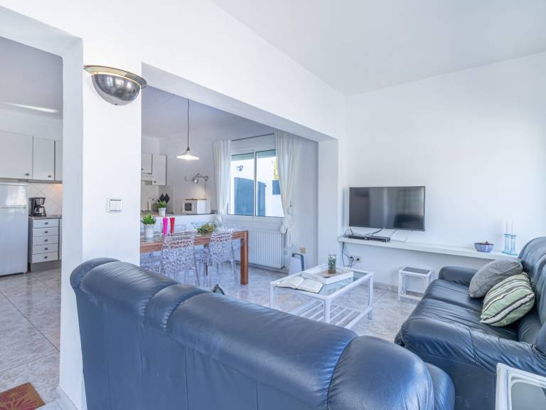 Fully equipped spacious vacation home with patio, garden & barbecue | Pets allowed — photo 3