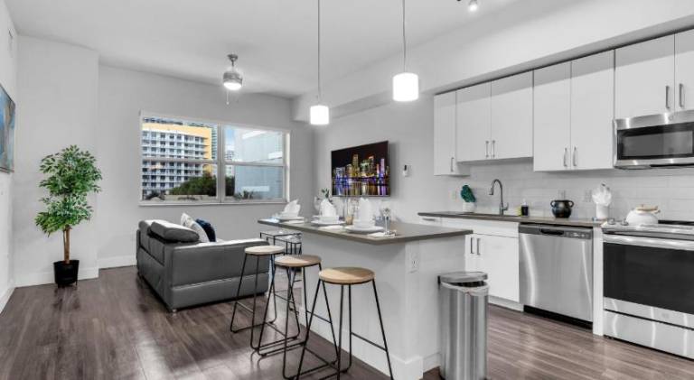 Apartment with pool & hot tub | Suitable for remote work in Miami, FL