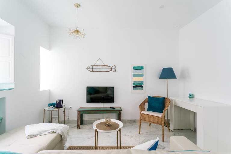 Apartment with patio & yard | Near Cádiz Cathedral | Beach view — photo 4
