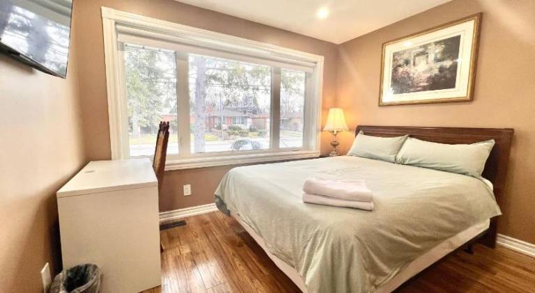 Renovated Rooms 10 min to Finch Subway Near Yonge St