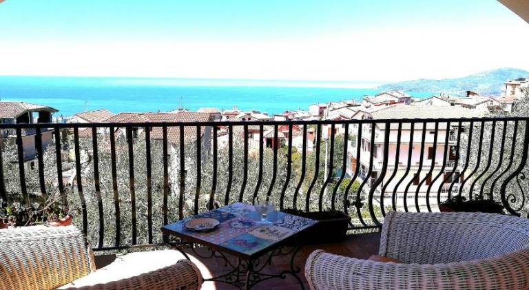 Serviced apartment with terrace, yard & jacuzzi — photo 3