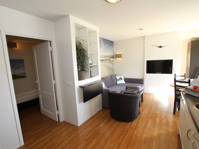 Holiday apartment with garden, patio & BBQ — photo 4