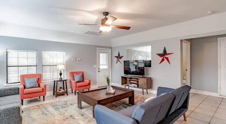 Pleasant house | Pet-friendly in Mobile, AL