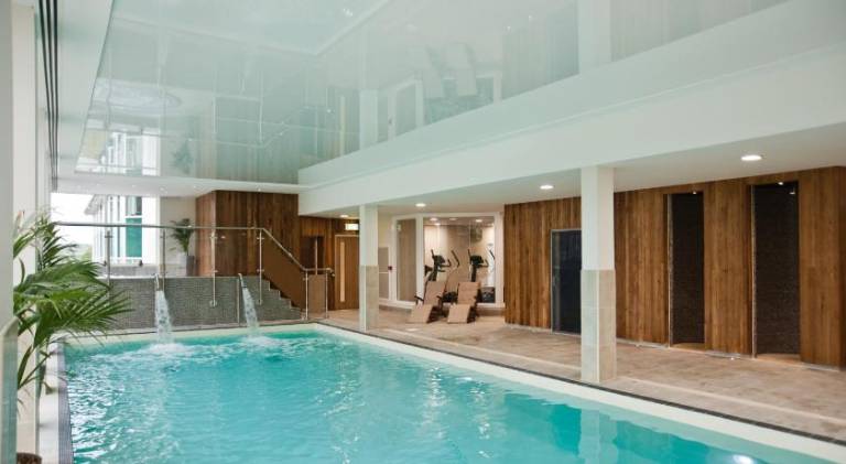 House with pool, patio & hot tub — photo 2
