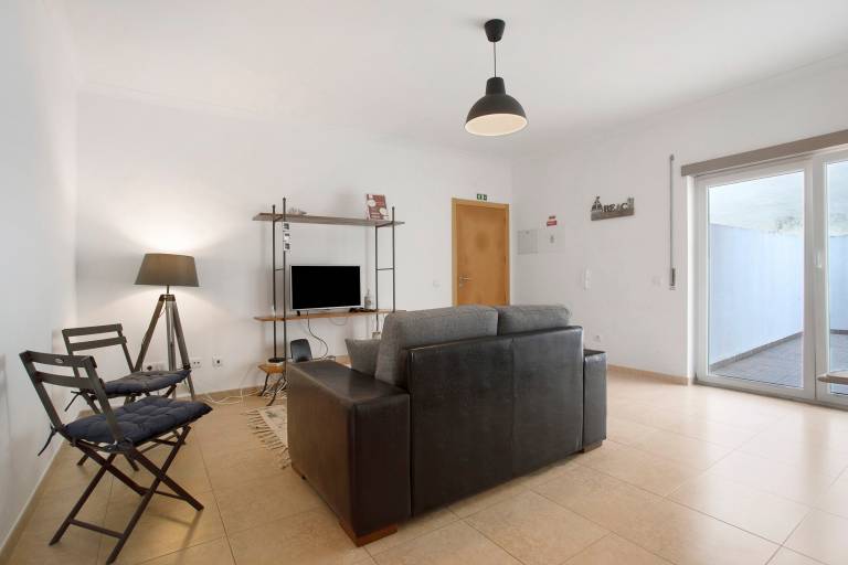 Holiday Home 'Tina House' with Private Terrace, Wi-Fi and Air Conditioning in Leiria