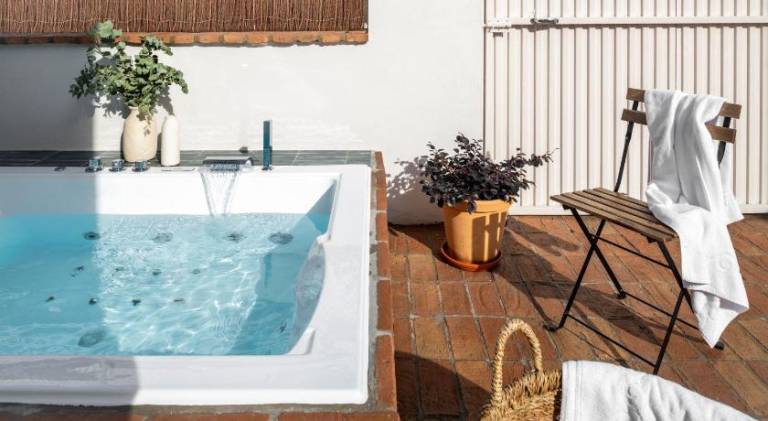 Apartment with pool & jacuzzi | Next to Puerta de la Macarena in Seville