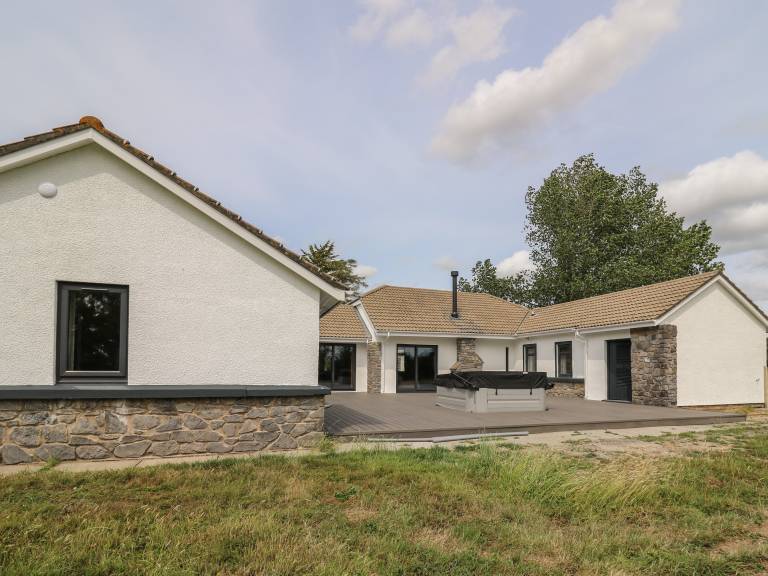 Cottage with yard & hot tub in Carmarthen