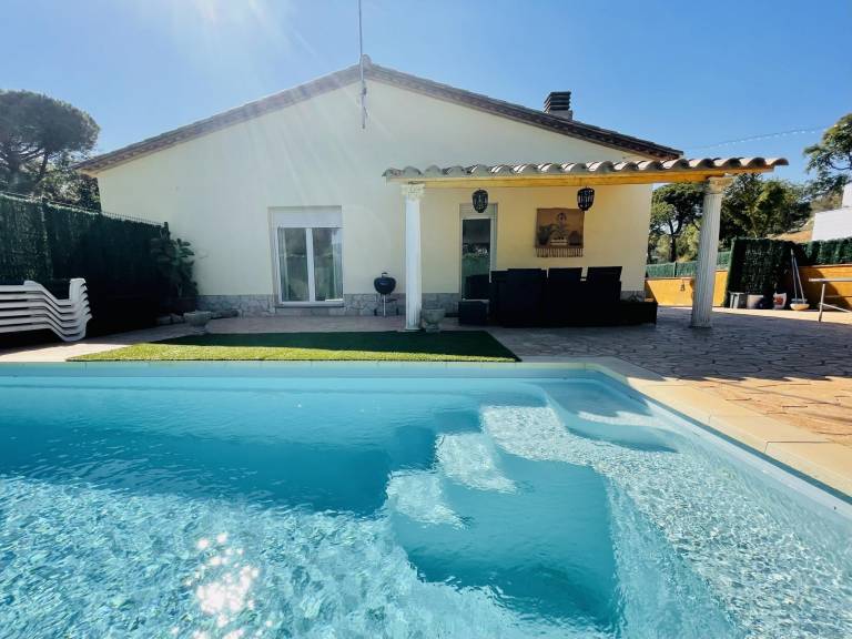 Children-friendly villa with barbecue, yard & private pool | Pets are welcome — photo 2