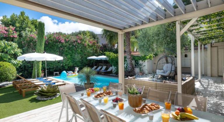 House with private pool, patio & barbeque — photo 4