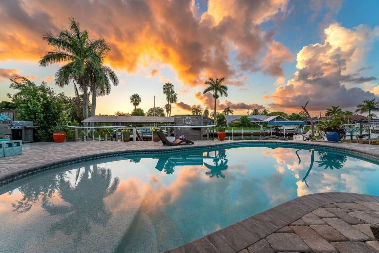 Family-friendly vacation home with private pool & barbecue | River view | Suitable for remote work | Pets allowed — photo 3
