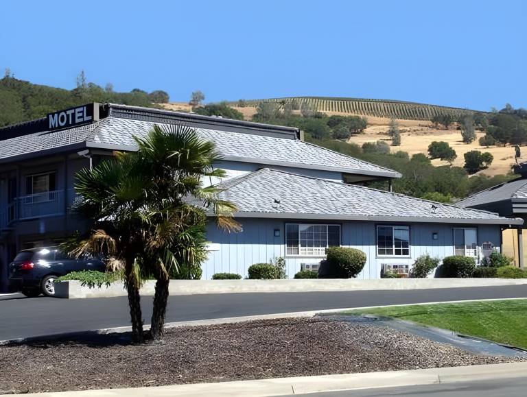 Lake Point Lodge in Clearlake Oaks, CA