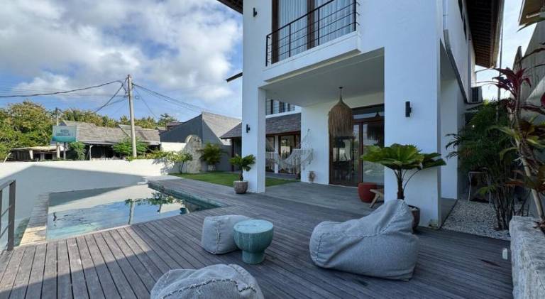 Villa with pool — photo 4