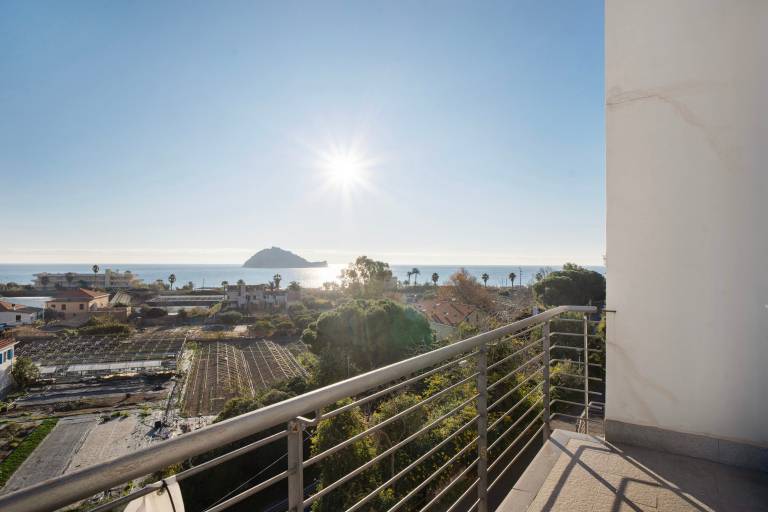 Apartment with patio | Beach view — photo 3