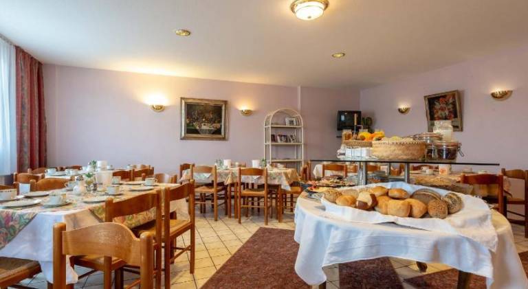 EnjoyHotel garni Korntal Stuttgart b&b Parkplatz Sprinter Penny eTank — photo 3