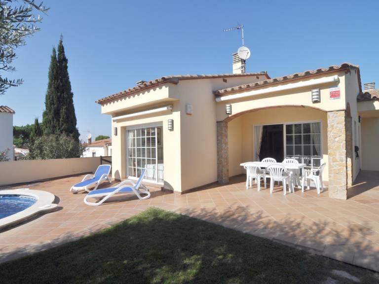 Villa with yard, private pool & BBQ — photo 3