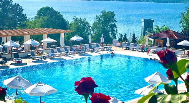Apartment with heated pool, patio & yard in Sozopol