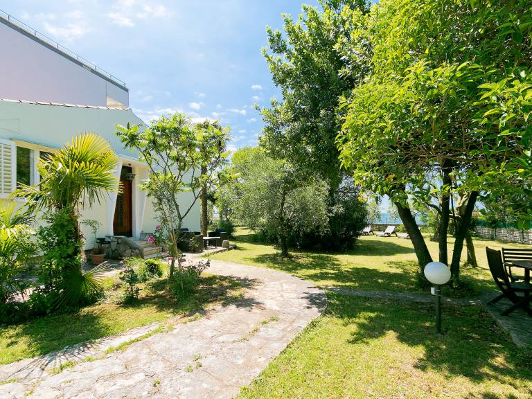 Charming vacation home with grill, patio & garden | Next to the beach | Pets are welcome — photo 5