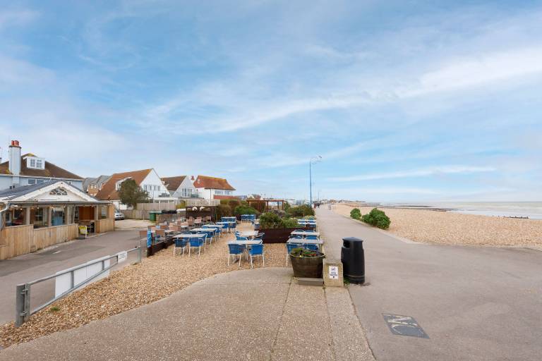 Chic 2 Bed Seafront Haven Near Felpham Beach