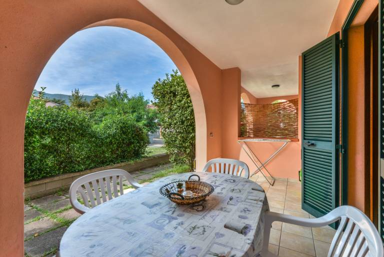 Holiday apartment with terrace in Campo nell'Elba