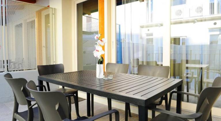 Apartment with patio — photo 3