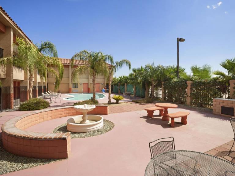 Super 8 By Wyndham Indio — photo 3