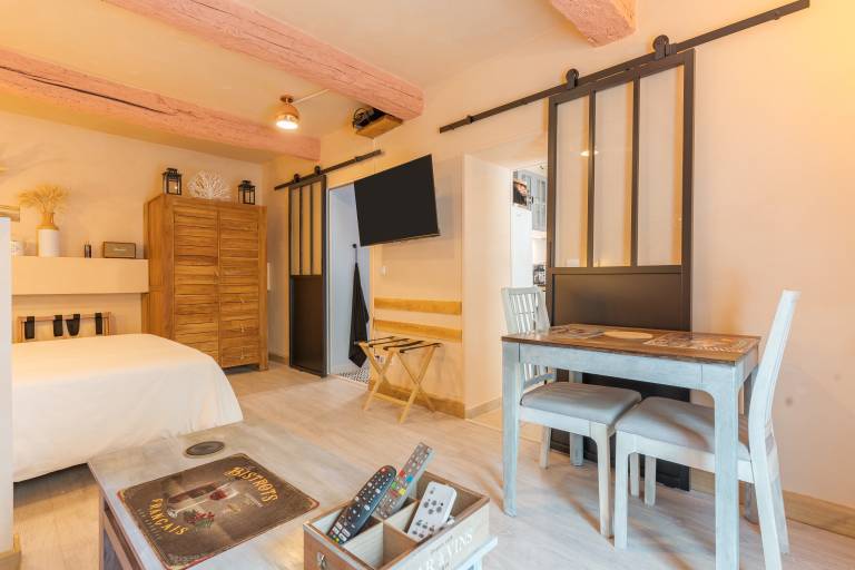 Apartment 'Sublime Centre D’aix' with Shared Terrace, Wi-Fi and Air Conditioning in Meyreuil