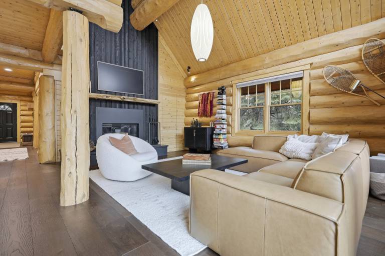 Beautiful Spacious Log Cabin VH401