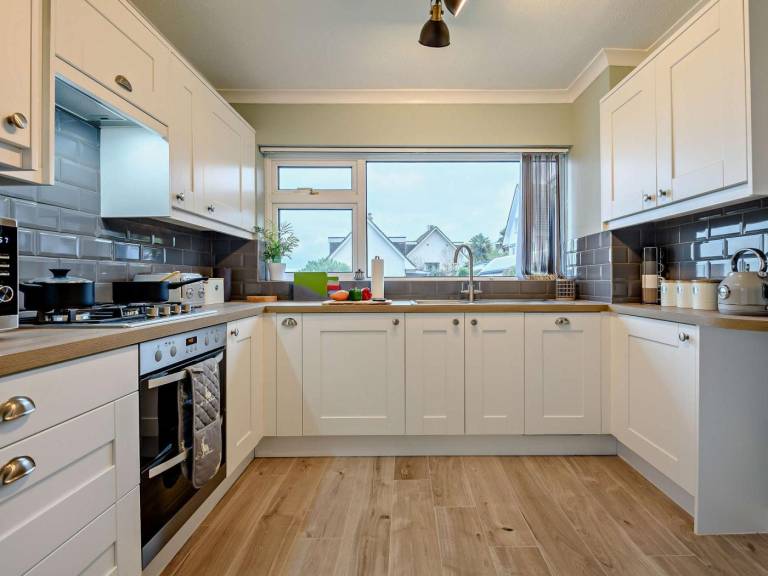Cottage with garden & barbeque | Water view — photo 4