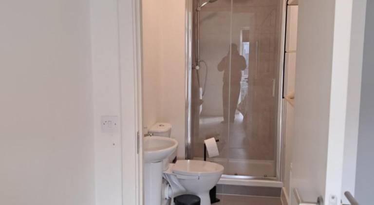 Modern Ensuite King Bedroom in Sandyford — photo 2
