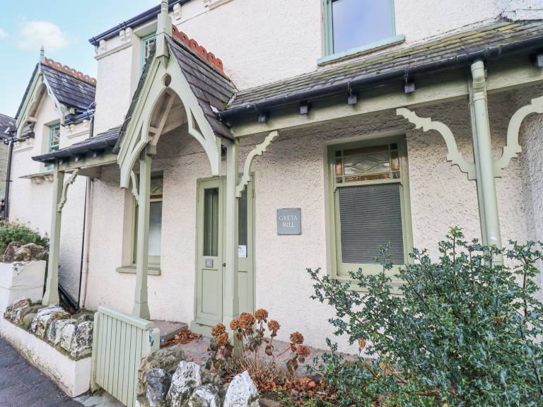 Family-oriented cottage with jacuzzi & yard | Pets allowed — photo 3