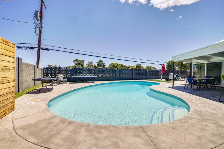 3 Mi to Strip Mid Century Gem w Hot Tub in Vegas