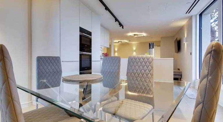 Luxury 3 bed flat with large terrace, sea views and hot tub — photo 3