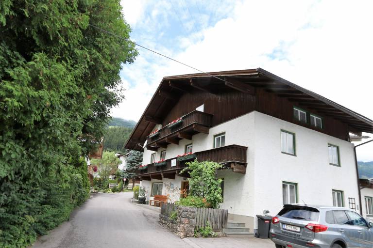 Vacation home with pool & yard in Uderns