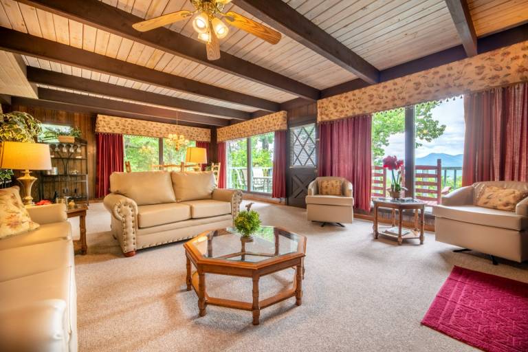 Cabin with barbecue, pool & hot tub | Mountain view — photo 5