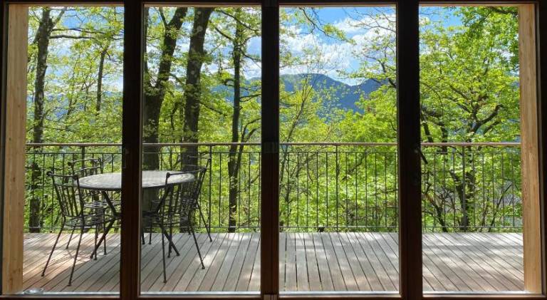 Vacation home with terrace & yard — photo 4
