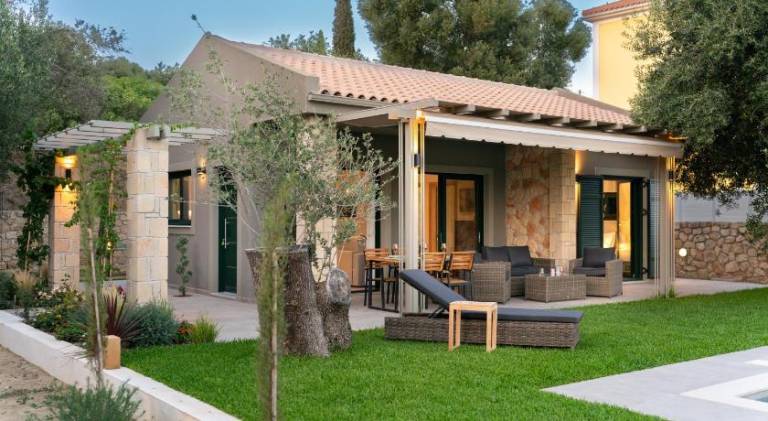 Villa with pool — photo 4