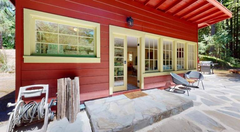 Vacation home with hot tub — photo 4