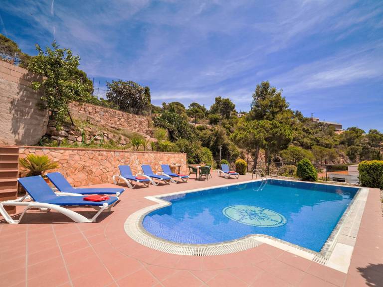 Vacation home with BBQ, terrace & private pool — photo 2