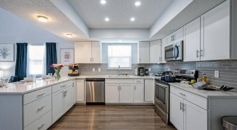 Huge Loft Style 3BR - KING Bed, Pool, WiFi, Washer & Dryer, AC, Free Parking -- IDEAL FOR Medical, B — photo 5