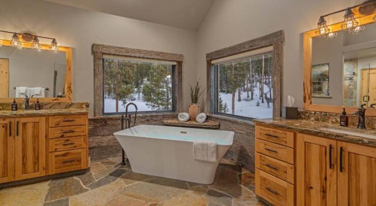 Fully equipped beautiful house with yard, terrace & jacuzzi | Pets are welcome — photo 2