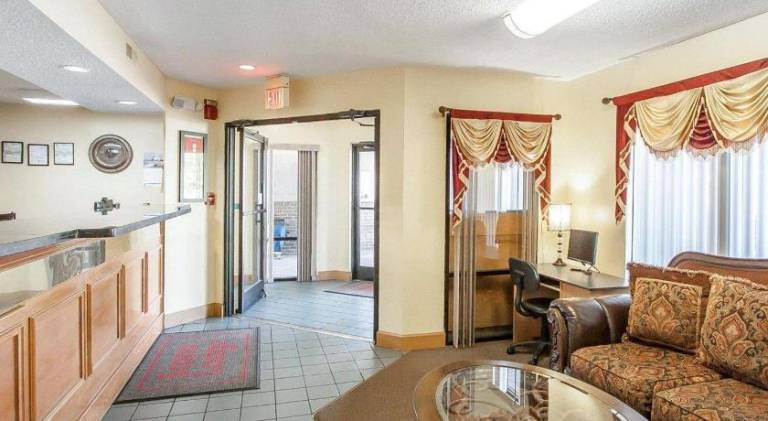 Econo Lodge Inn & Suites Murfreesboro Shopping District — photo 3