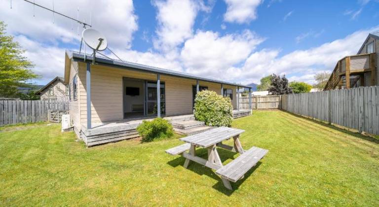 House with 4 rooms for 8 persons in Manapouri