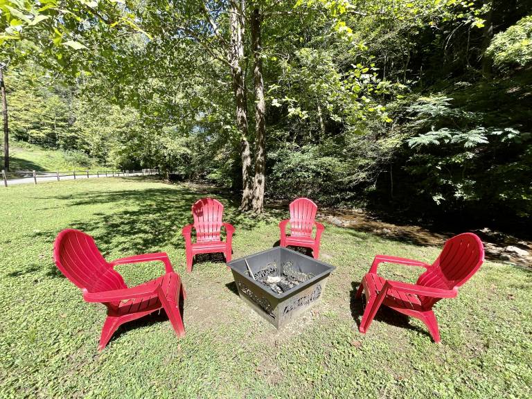 Whisper Creek: Pet Friendly, Free Attraction Tickets, Hot Tub, Wood Fireplace & Creek View — photo 4