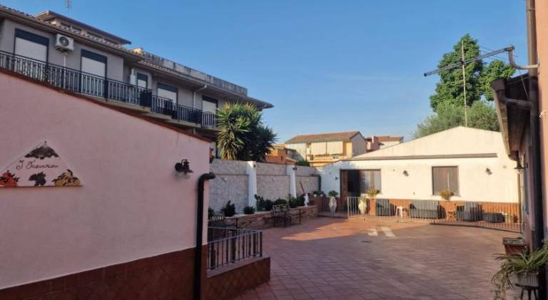 Wonderful apartment with patio | Pets are welcome in Aci Castello
