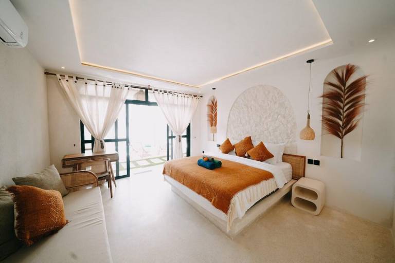 Villa with hot tub, yard & private pool | Suitable for remote work | Pets allowed — photo 2