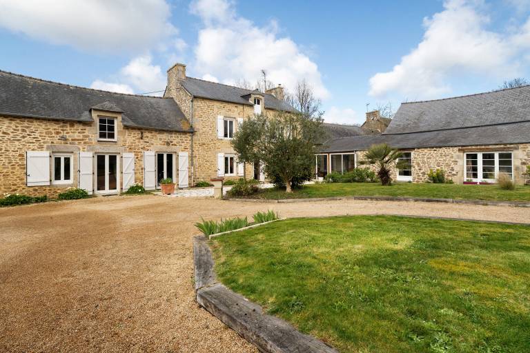 Bed & breakfast with yard & patio | Garden view | Good for workation | Pet-friendly in Dinan