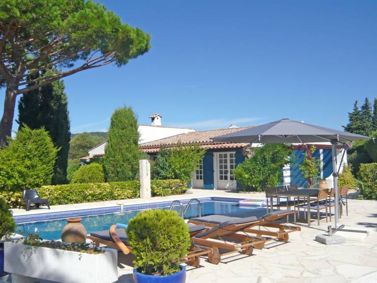 Vacation home with garden, pool & barbeque — photo 2